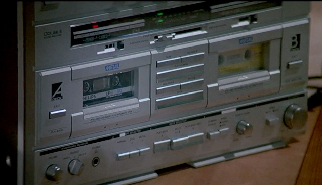 ga073-philips-d8734-boombox-stereo-system-a-view-to-a-kill-close-up-636.jpg