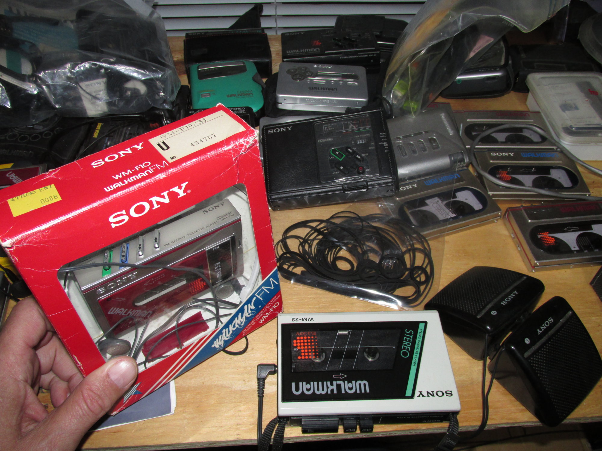 IMG_2147 Sony walkman WM-F10  boxed middle room shelf.JPG