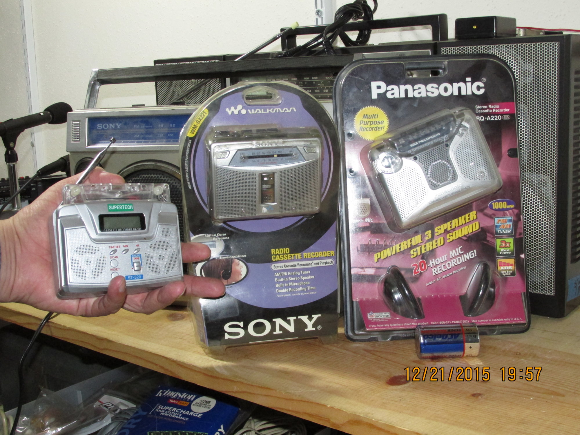 IMG_3995 Giant hand Supertech ST-520 Sony WM-GX221 Panasonic RQ-A220 Stereo speaker Walkman.JPG