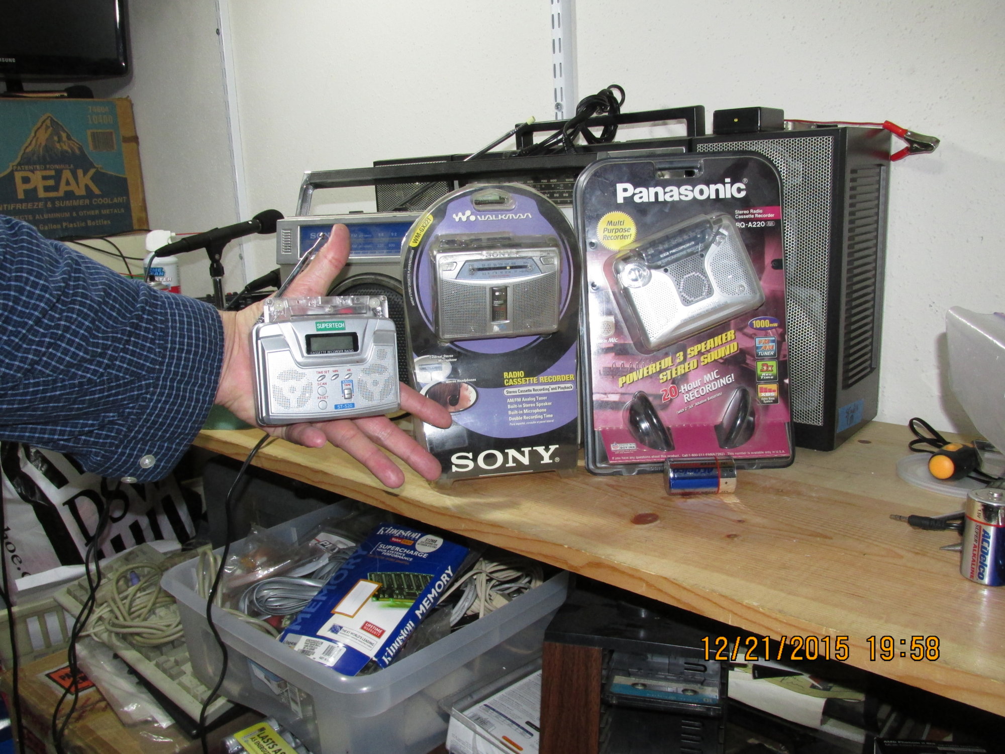 IMG_3996 Giant hand Supertech ST-520 Sony WM-GX221 Panasonic RQ-A220 Stereo speaker Walkman.JPG