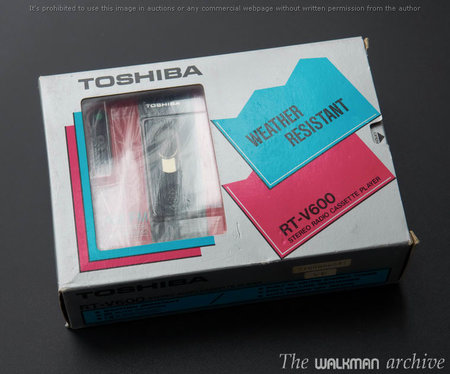 TOSHIBA Walkman RT-V600 Boxed Red 01.jpg