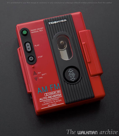 TOSHIBA Walkman RT-V600 Boxed Red 04.jpg