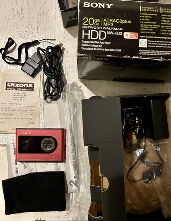 Sony NW-HD3 - Red, box incl accessories.jpg