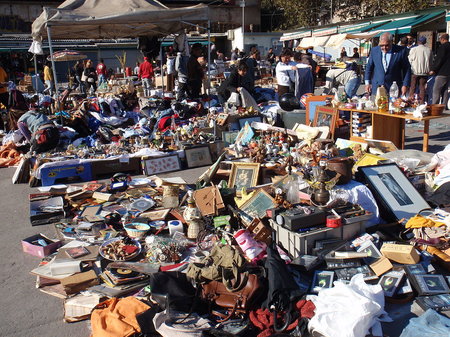 1280px-A_load_of_old_junk_or_hidden_treasures-_Encants_market_in_Barcelona.jpg